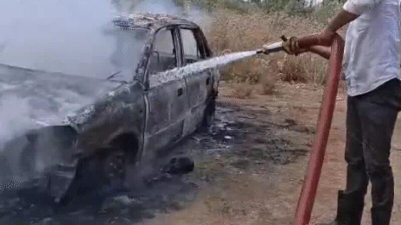 पेट्रोल पंप के सामने खड़ी कार में जिंदा जला व्यापारी, सीट पीछे कर लेटा था युवक