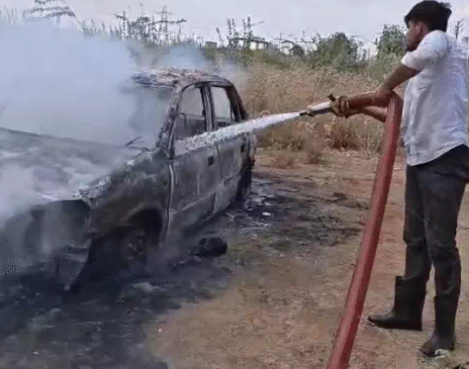 पेट्रोल पंप के सामने खड़ी कार में जिंदा जला व्यापारी, सीट पीछे कर लेटा था युवक