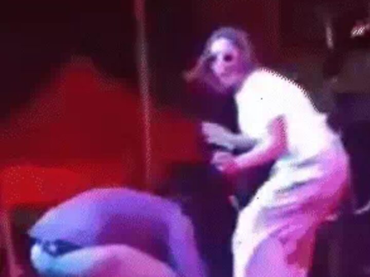 गाजियाबाद: सुनंदा शर्मा के लाइव शो में स्टेज पर कूदा छात्र, कान पकड़कर मांगी माफी