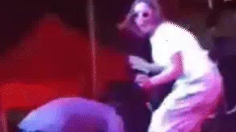 गाजियाबाद: सुनंदा शर्मा के लाइव शो में स्टेज पर कूदा छात्र, कान पकड़कर मांगी माफी