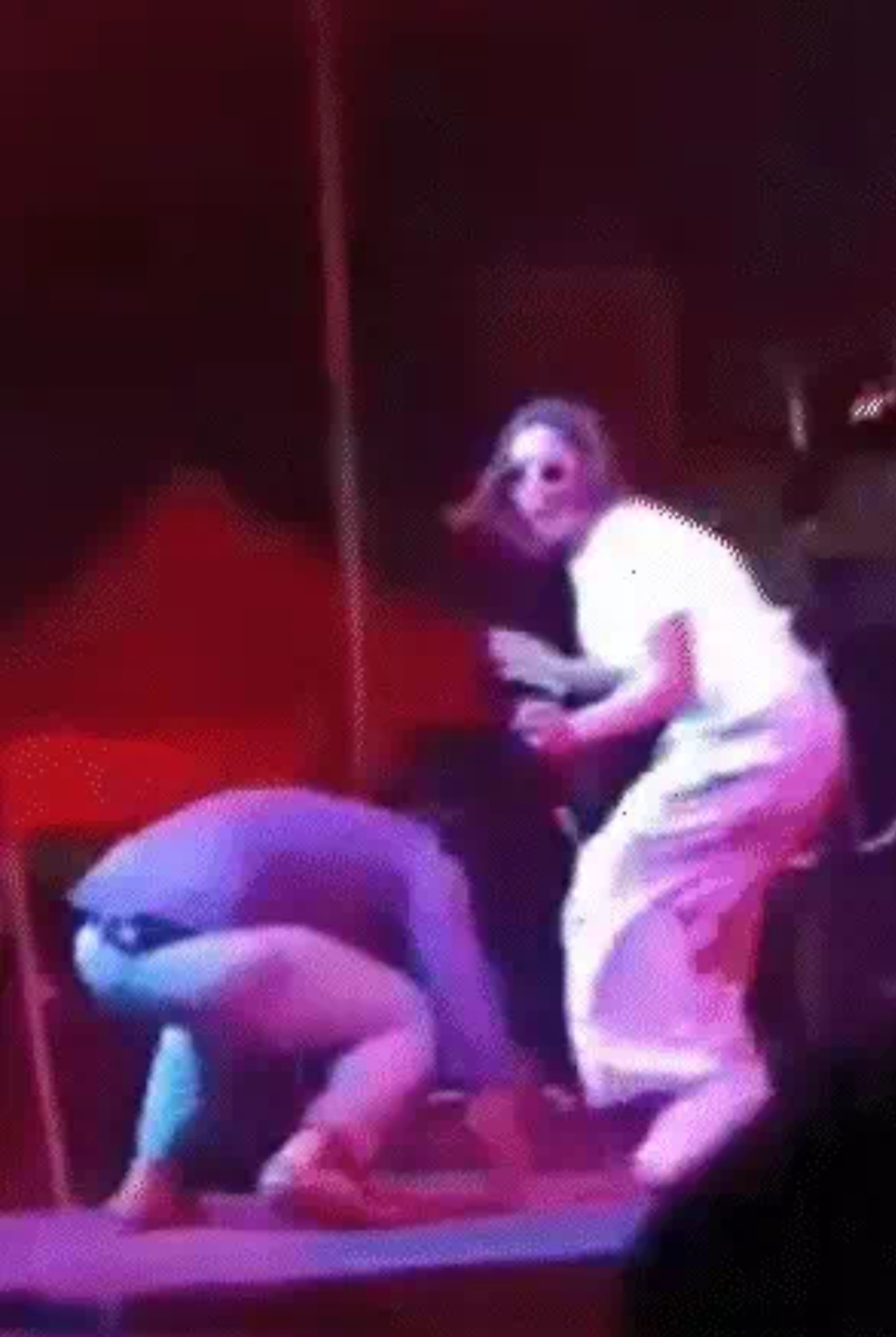 गाजियाबाद: सुनंदा शर्मा के लाइव शो में स्टेज पर कूदा छात्र, कान पकड़कर मांगी माफी