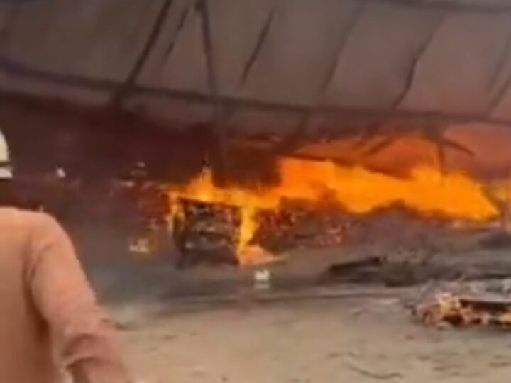 गुरुग्राम के सेक्टर-89 में भीषण आग, चार फर्नीचर गोदाम जलकर राख