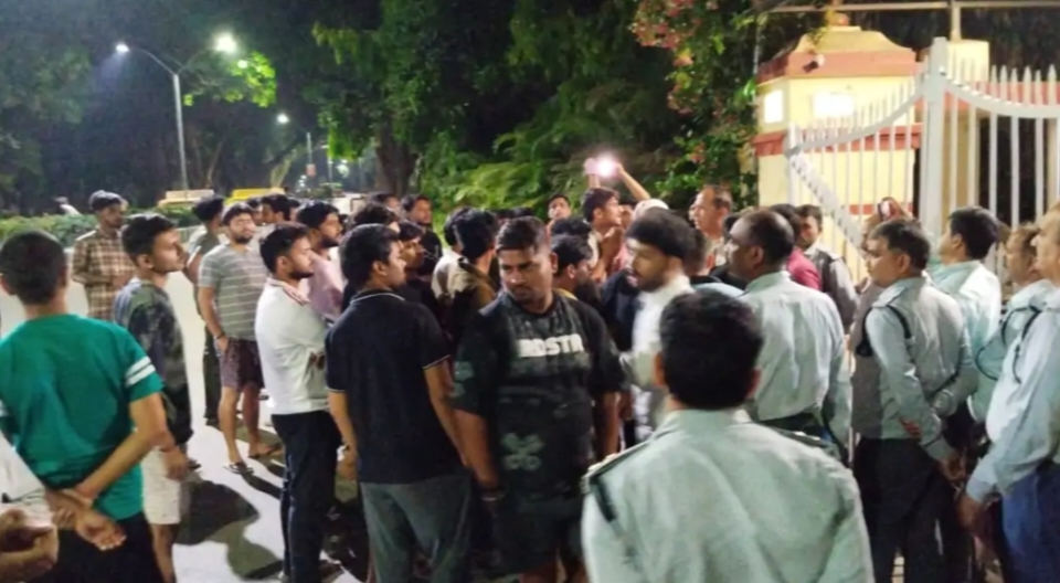 BHU हॉस्टल विवाद: कमरे पर ताला लगने से भड़के छात्र, वीसी आवास के बाहर धरना