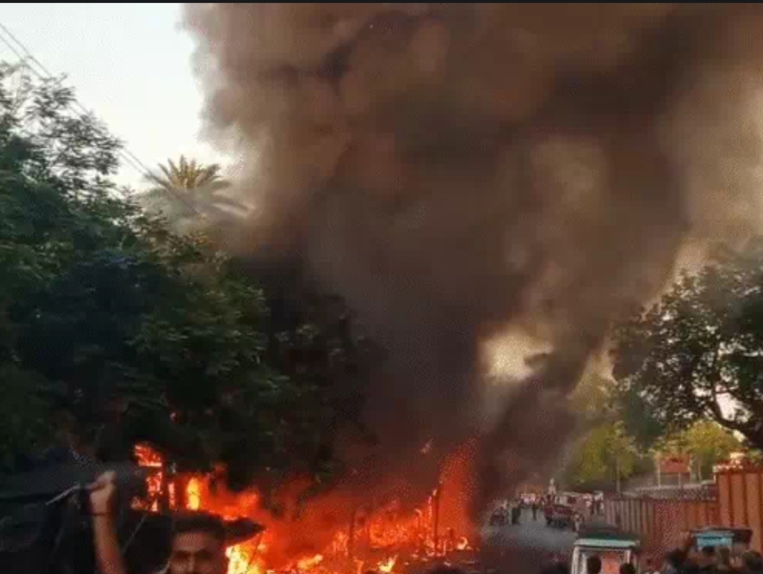 कानपुर में ऑर्डनेंस फैक्ट्री के पास भीषण आग: सिलेंडर फटे, 20 दुकानें खाक, कारोबारियों का लाखों का नुकसान