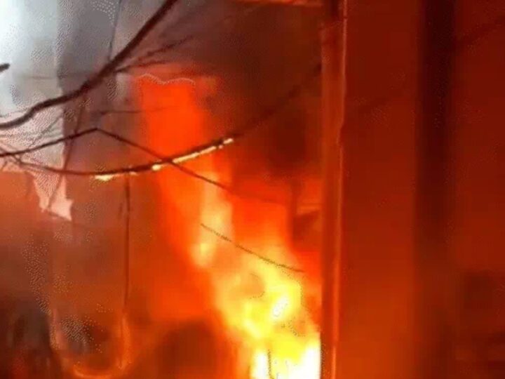 अवैध पार्किंग बनी आग का कारण, मंडी में पर्स की दुकान जलकर राख