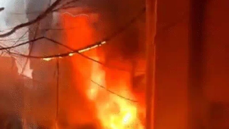 अवैध पार्किंग बनी आग का कारण, मंडी में पर्स की दुकान जलकर राख