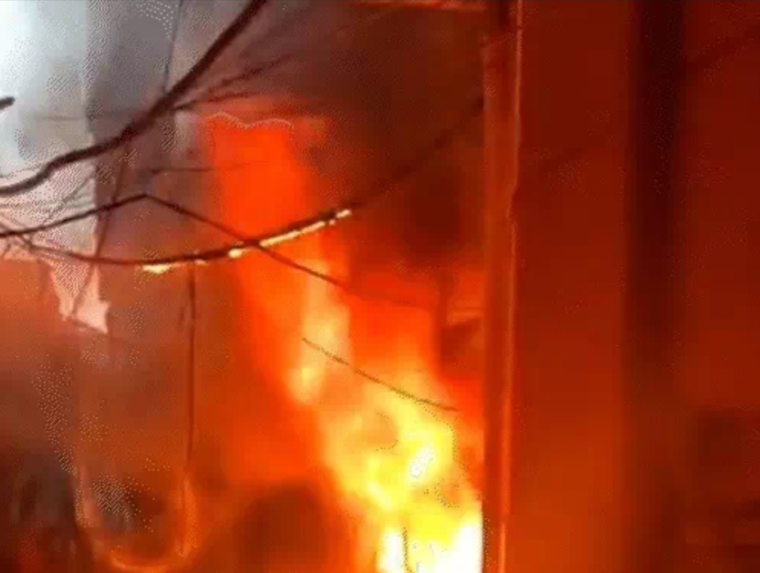 अवैध पार्किंग बनी आग का कारण, मंडी में पर्स की दुकान जलकर राख