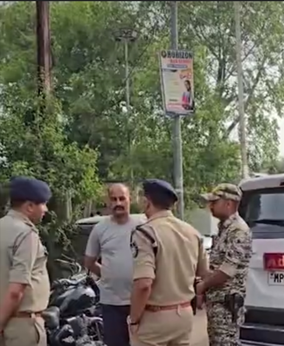 मुरैना में रेत माफिया का कहर: वन आरक्षक को ट्रैक्टर से कुचलकर मार डाला