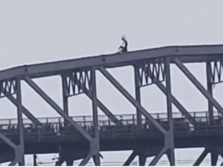 राजघाट पुल से गंगा में कूदा युवक, बचाने पहुंचे NDRF जवान को मारा थप्पड़; एक घंटे तक चला हाईवोल्टेज ड्रामा