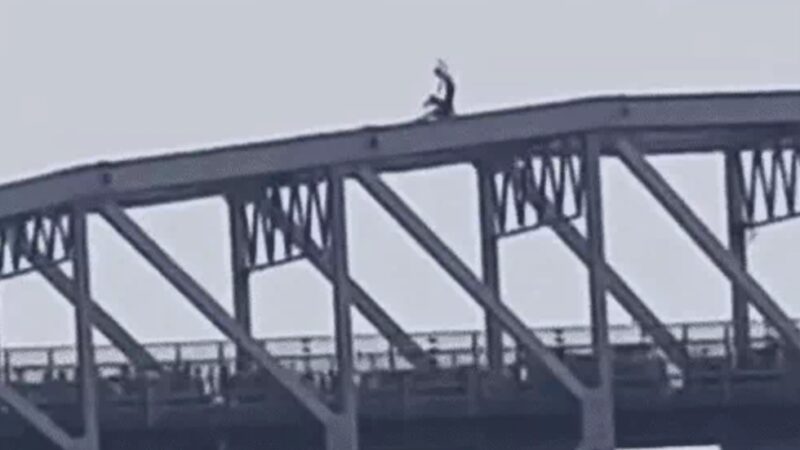 राजघाट पुल से गंगा में कूदा युवक, बचाने पहुंचे NDRF जवान को मारा थप्पड़; एक घंटे तक चला हाईवोल्टेज ड्रामा