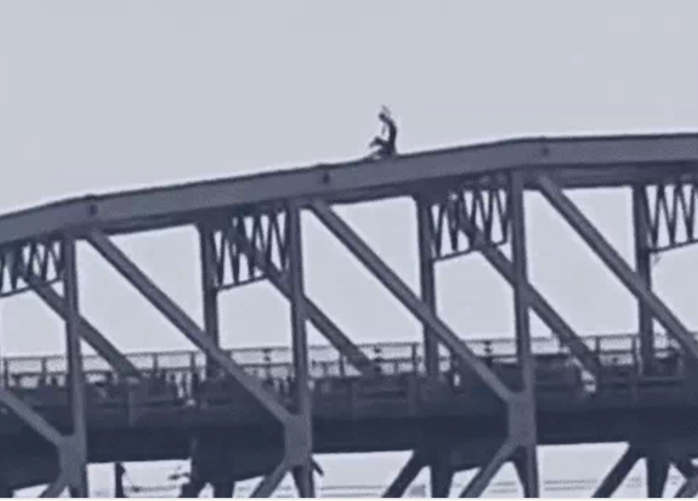 राजघाट पुल से गंगा में कूदा युवक, बचाने पहुंचे NDRF जवान को मारा थप्पड़; एक घंटे तक चला हाईवोल्टेज ड्रामा