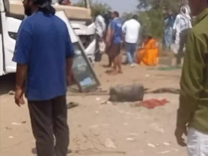 वाराणसी से लौट रहे श्रद्धालुओं की बस गाजीपुर में पलटी, 2 महिलाओं की मौत