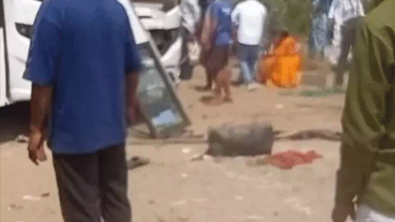 वाराणसी से लौट रहे श्रद्धालुओं की बस गाजीपुर में पलटी, 2 महिलाओं की मौत