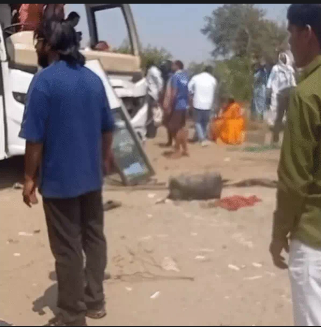 वाराणसी से लौट रहे श्रद्धालुओं की बस गाजीपुर में पलटी, 2 महिलाओं की मौत