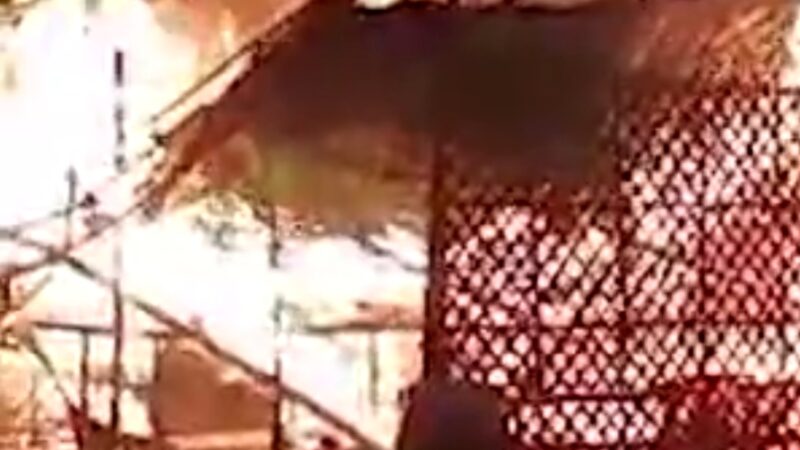 लखनऊ की मंडी में देर रात आग, 20 दुकानें जलकर खाक