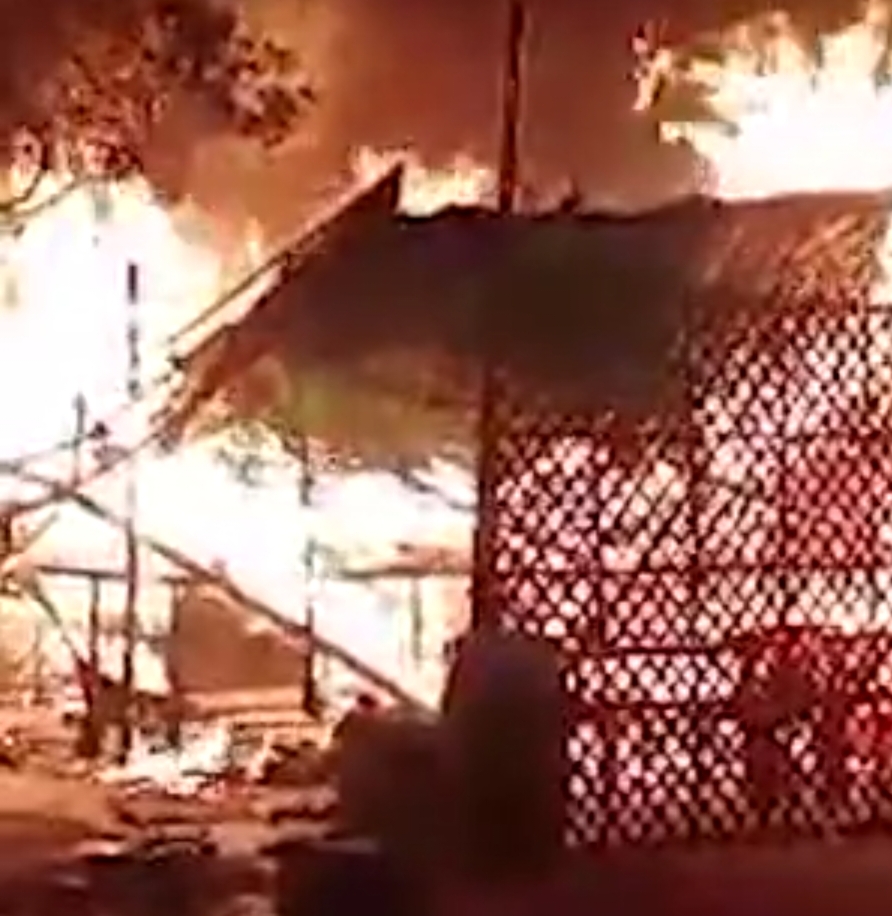 लखनऊ की मंडी में देर रात आग, 20 दुकानें जलकर खाक