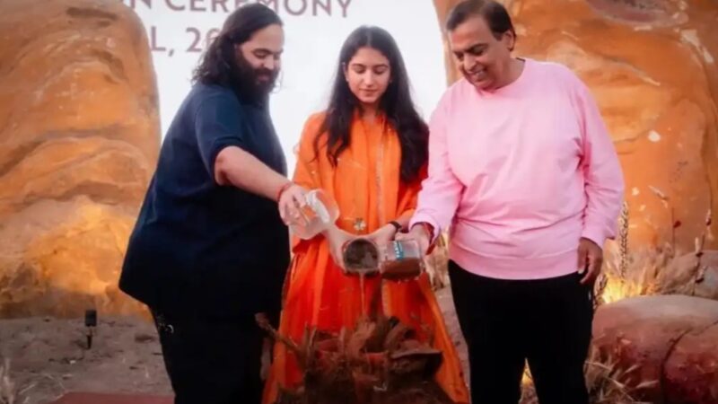 अनंत अंबानी के जन्मदिन पर राधिका मर्चेंट की सादगी ने खींचा ध्यान, सिंपल सूट में दिखा पारंपरिक अंदाज