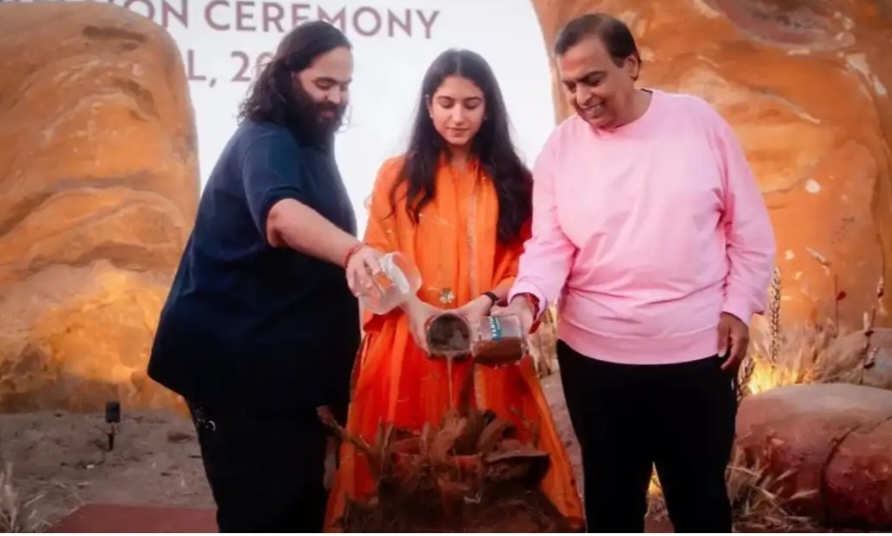 अनंत अंबानी के जन्मदिन पर राधिका मर्चेंट की सादगी ने खींचा ध्यान, सिंपल सूट में दिखा पारंपरिक अंदाज
