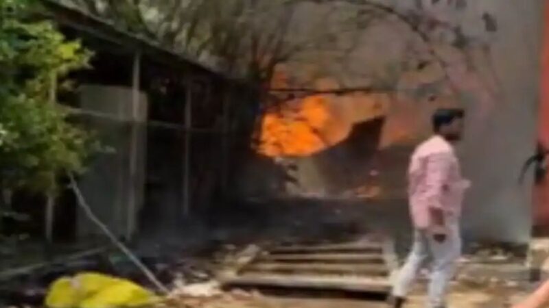 बीएचयू आईएमएस गोदाम में लगी भीषण आग, घंटे भर की मशक्कत के बाद काबू