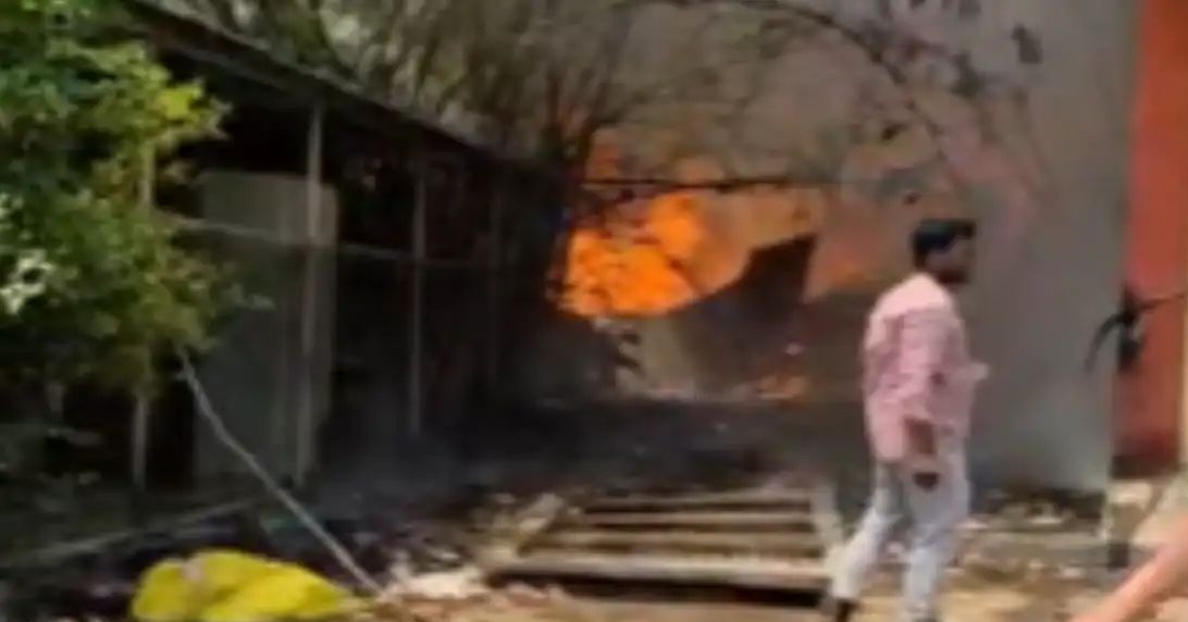 बीएचयू आईएमएस गोदाम में लगी भीषण आग, घंटे भर की मशक्कत के बाद काबू