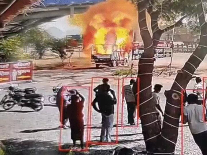 केमिकल से भरा मिनी ट्रक बना आग का गोला, ड्राइवर की सूझबूझ से टला बड़ा हादसा