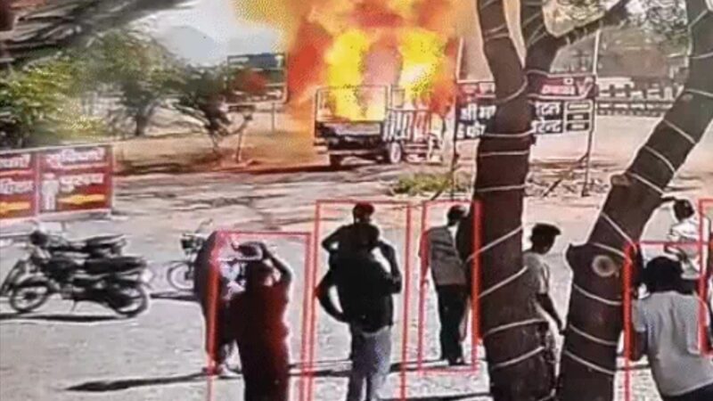 केमिकल से भरा मिनी ट्रक बना आग का गोला, ड्राइवर की सूझबूझ से टला बड़ा हादसा