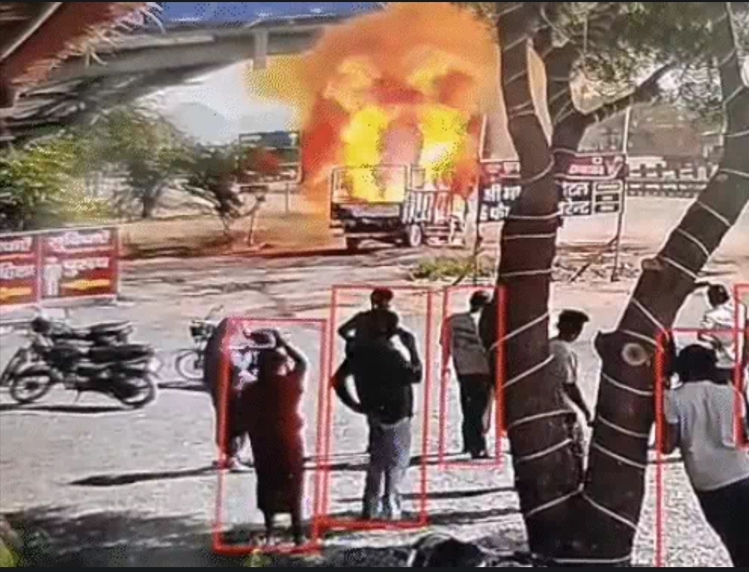 केमिकल से भरा मिनी ट्रक बना आग का गोला, ड्राइवर की सूझबूझ से टला बड़ा हादसा