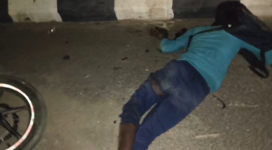 हाइवे पर बैरिकेडिंग जोरदार टकराई बाइक, युवक की मौत