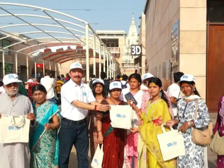 काशी विश्वनाथ धाम में पॉलिथीन मुक्त परिसर का संदेश, नमामि गंगे के स्वयंसेवकों ने बांटे कपड़े के झोले