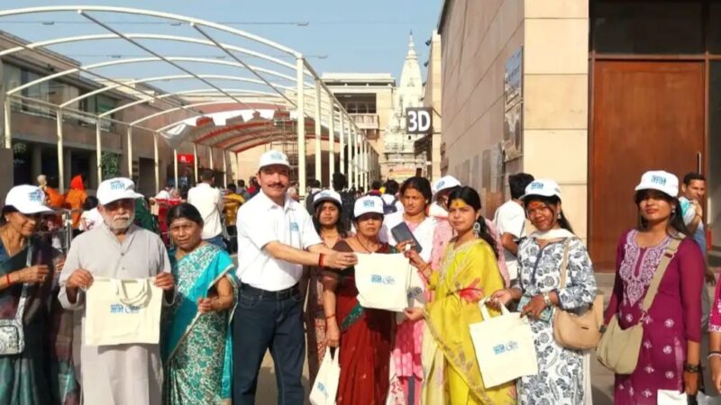काशी विश्वनाथ धाम में पॉलिथीन मुक्त परिसर का संदेश, नमामि गंगे के स्वयंसेवकों ने बांटे कपड़े के झोले