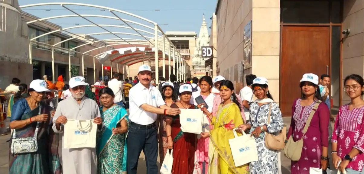 काशी विश्वनाथ धाम में पॉलिथीन मुक्त परिसर का संदेश, नमामि गंगे के स्वयंसेवकों ने बांटे कपड़े के झोले