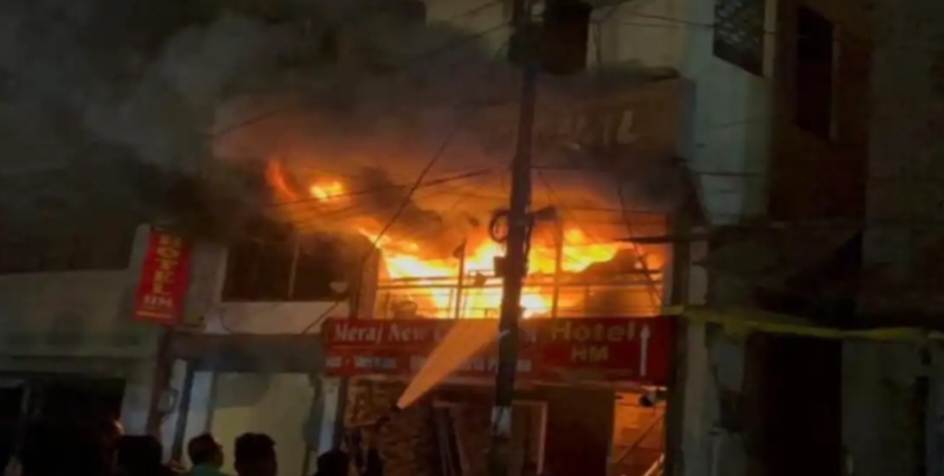 वाराणसी होटल में भीषण आग, चार भर्ती