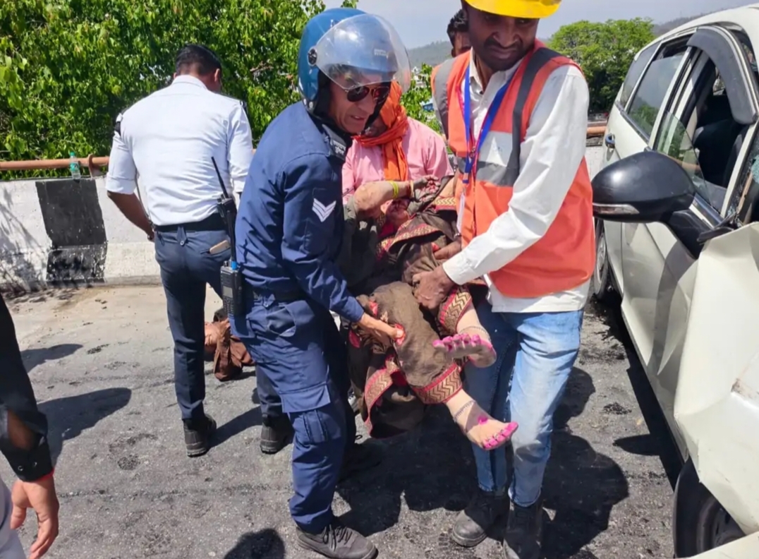 हरिद्वार में ट्रक से टकराई कार, सात लोग गंभीर घायल