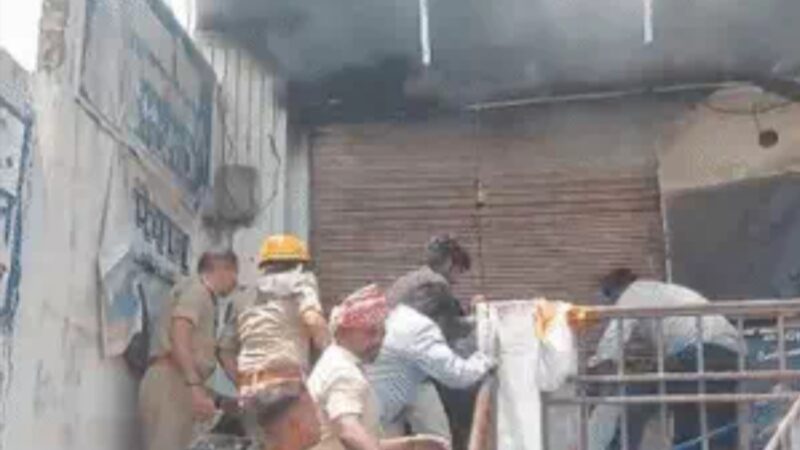 राजातालाब में कपड़ा गोदाम में भीषण आग, कोल्डड्रिंक स्टॉक भी राख; 15 लोगों का सुरक्षित रेस्क्यू