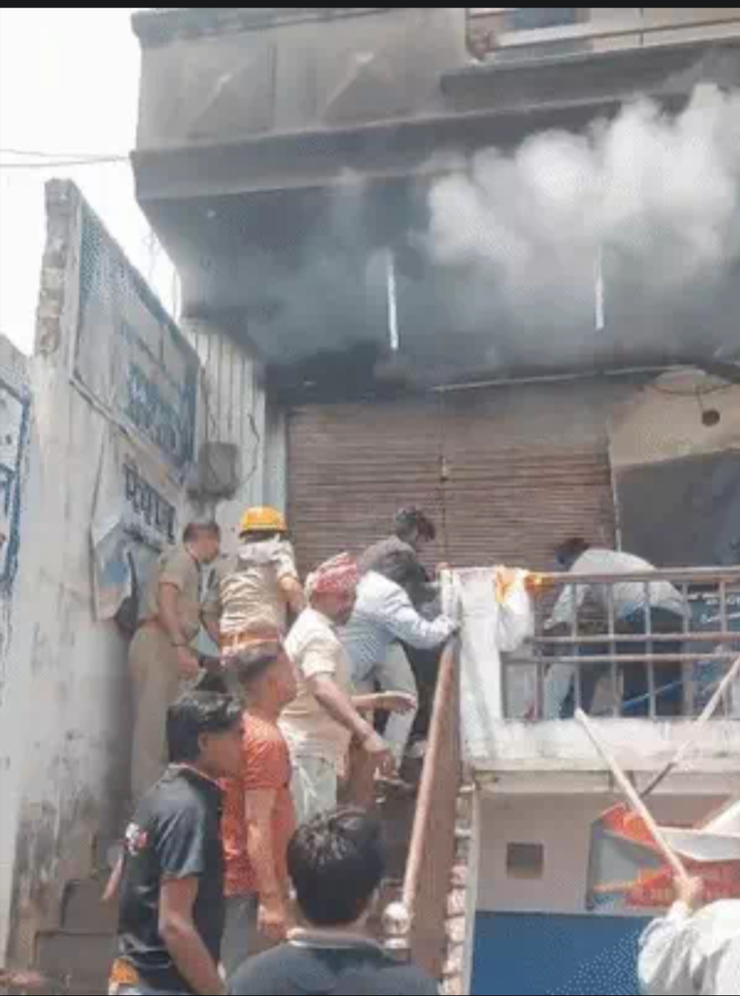 राजातालाब में कपड़ा गोदाम में भीषण आग, कोल्डड्रिंक स्टॉक भी राख; 15 लोगों का सुरक्षित रेस्क्यू