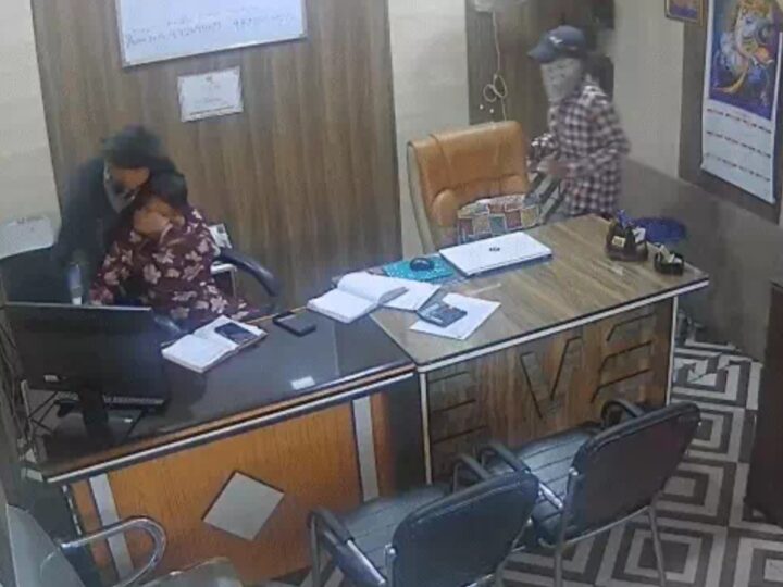 टिकट के बहाने 1.8 लाख की लूटमहिला कर्मी का मुंह दबाकर ट्रैवल एजेंसी से नकदी ले भागे बदमाश