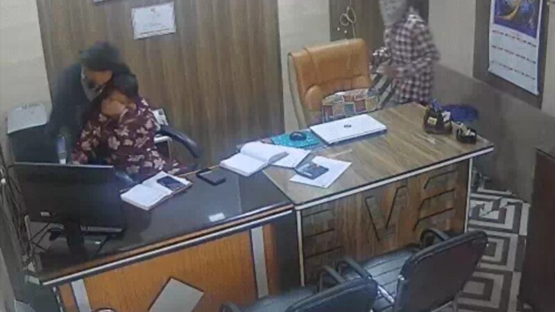 टिकट के बहाने 1.8 लाख की लूटमहिला कर्मी का मुंह दबाकर ट्रैवल एजेंसी से नकदी ले भागे बदमाश