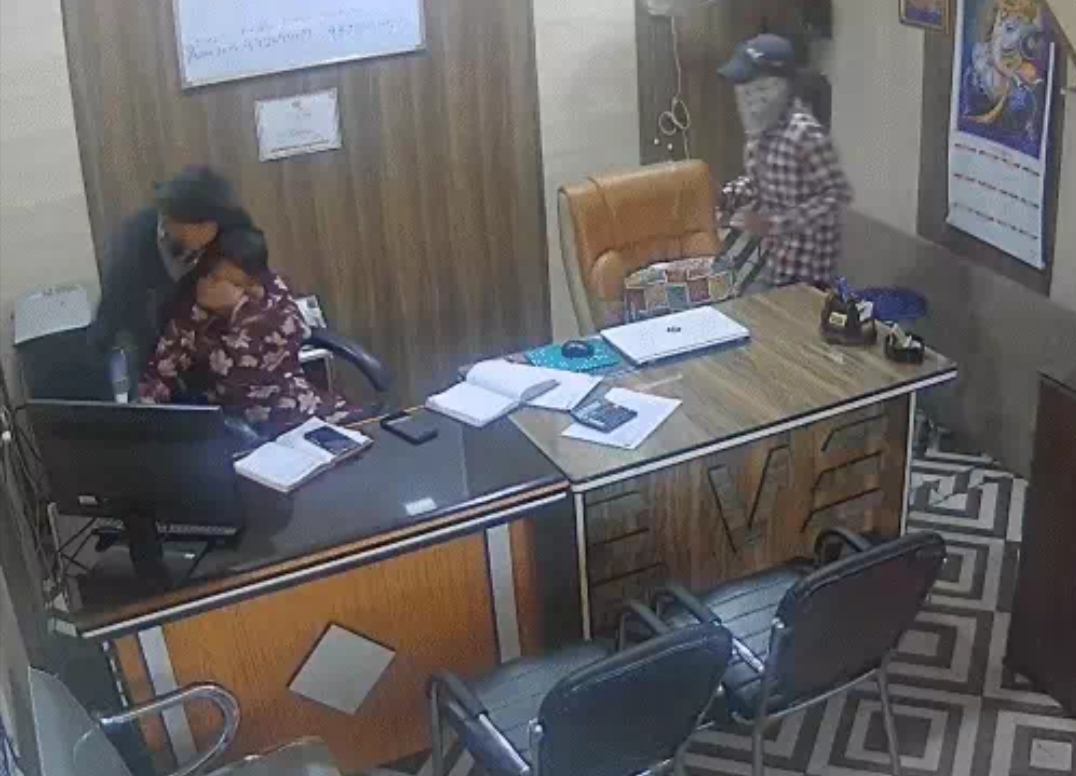 टिकट के बहाने 1.8 लाख की लूटमहिला कर्मी का मुंह दबाकर ट्रैवल एजेंसी से नकदी ले भागे बदमाश