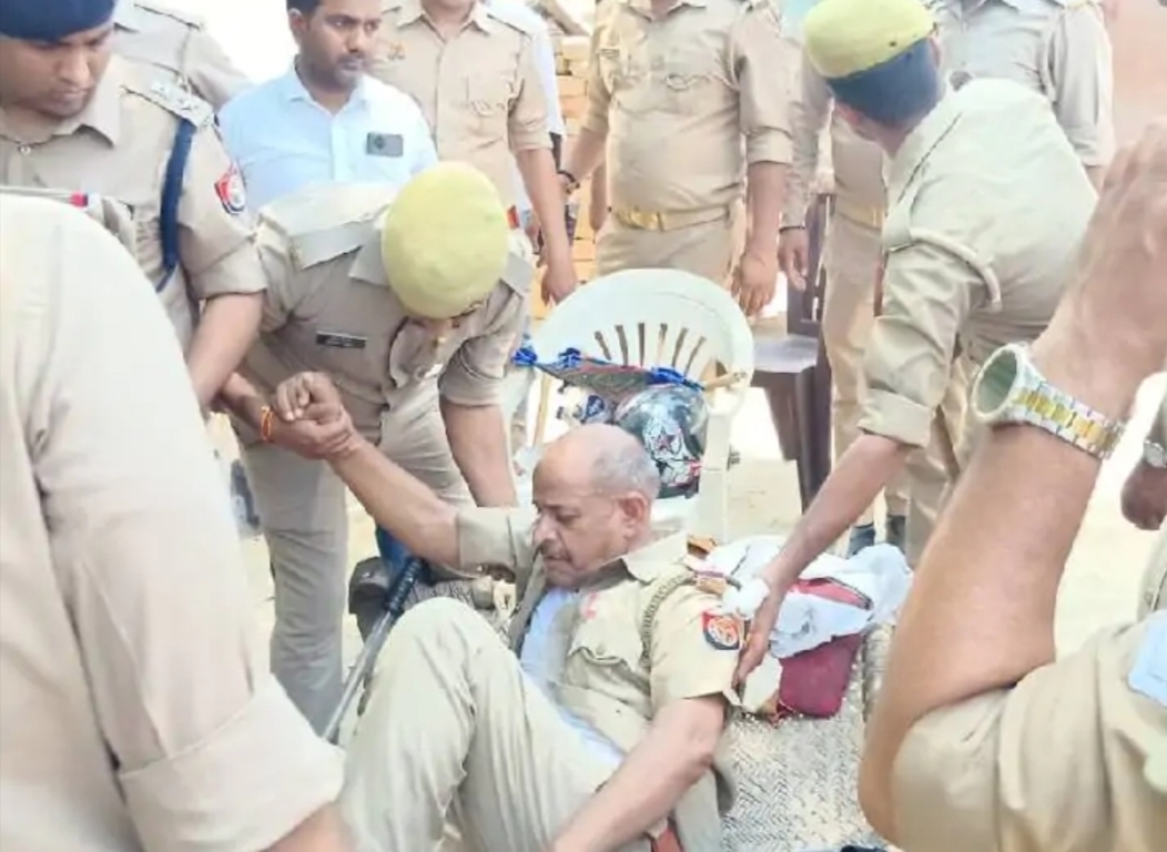 वाराणसी में पोस्टर-झंडे विवाद पर बवाल, ACP घायल; भारी पुलिस बल तैनात