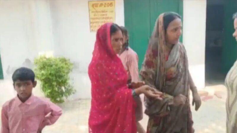 बलिया में टीकाकरण टीम पहुंची तो स्कूल में मची अफरा-तफरी, अफवाह से भड़का हंगामा
