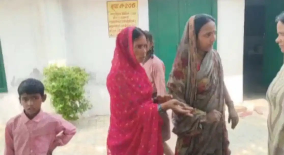 बलिया में टीकाकरण टीम पहुंची तो स्कूल में मची अफरा-तफरी, अफवाह से भड़का हंगामा
