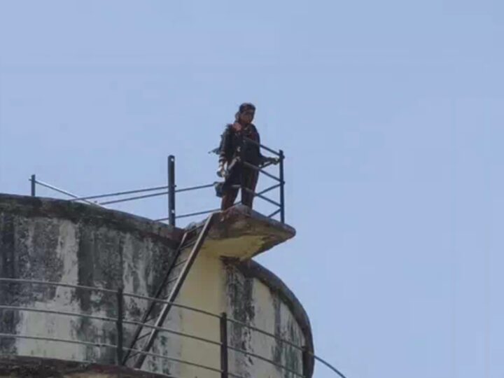 प्रतापगढ़ में पुलिस कार्रवाई से नाराज दो युवतियों का हंगामा, एक पानी की टंकी तो दूसरी मोबाइल टॉवर पर चढ़ी