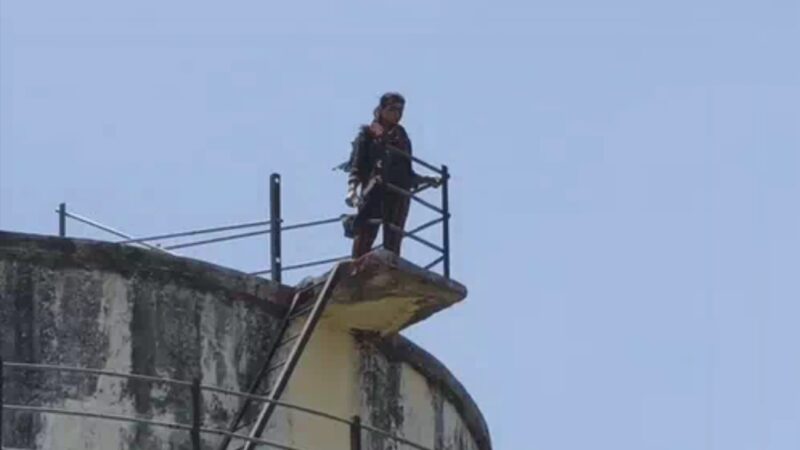 प्रतापगढ़ में पुलिस कार्रवाई से नाराज दो युवतियों का हंगामा, एक पानी की टंकी तो दूसरी मोबाइल टॉवर पर चढ़ी