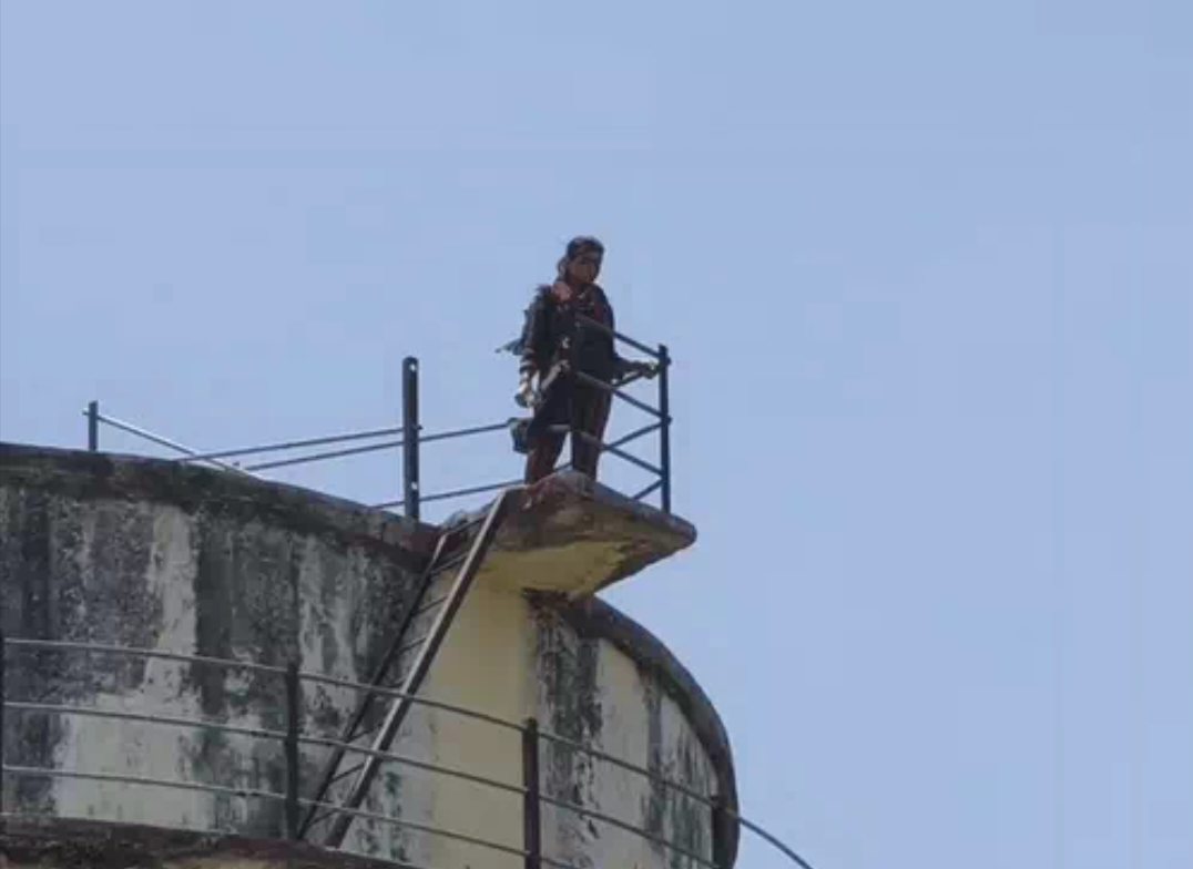 प्रतापगढ़ में पुलिस कार्रवाई से नाराज दो युवतियों का हंगामा, एक पानी की टंकी तो दूसरी मोबाइल टॉवर पर चढ़ी