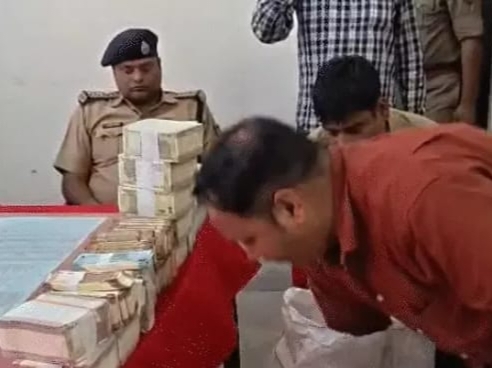 कैंट स्टेशन पर यात्री से नोटों का जखीरा बरामद, पूछताछ में नहीं दे सका संतोषजनक जवाब