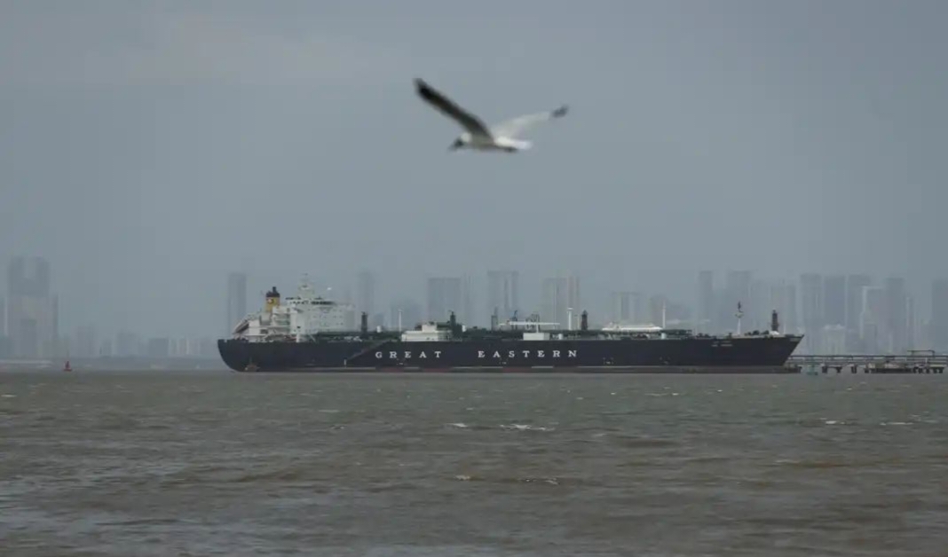 होर्मुज में जहाज पर फायरिंग, सीजफायर के बीच बढ़ा तनाव