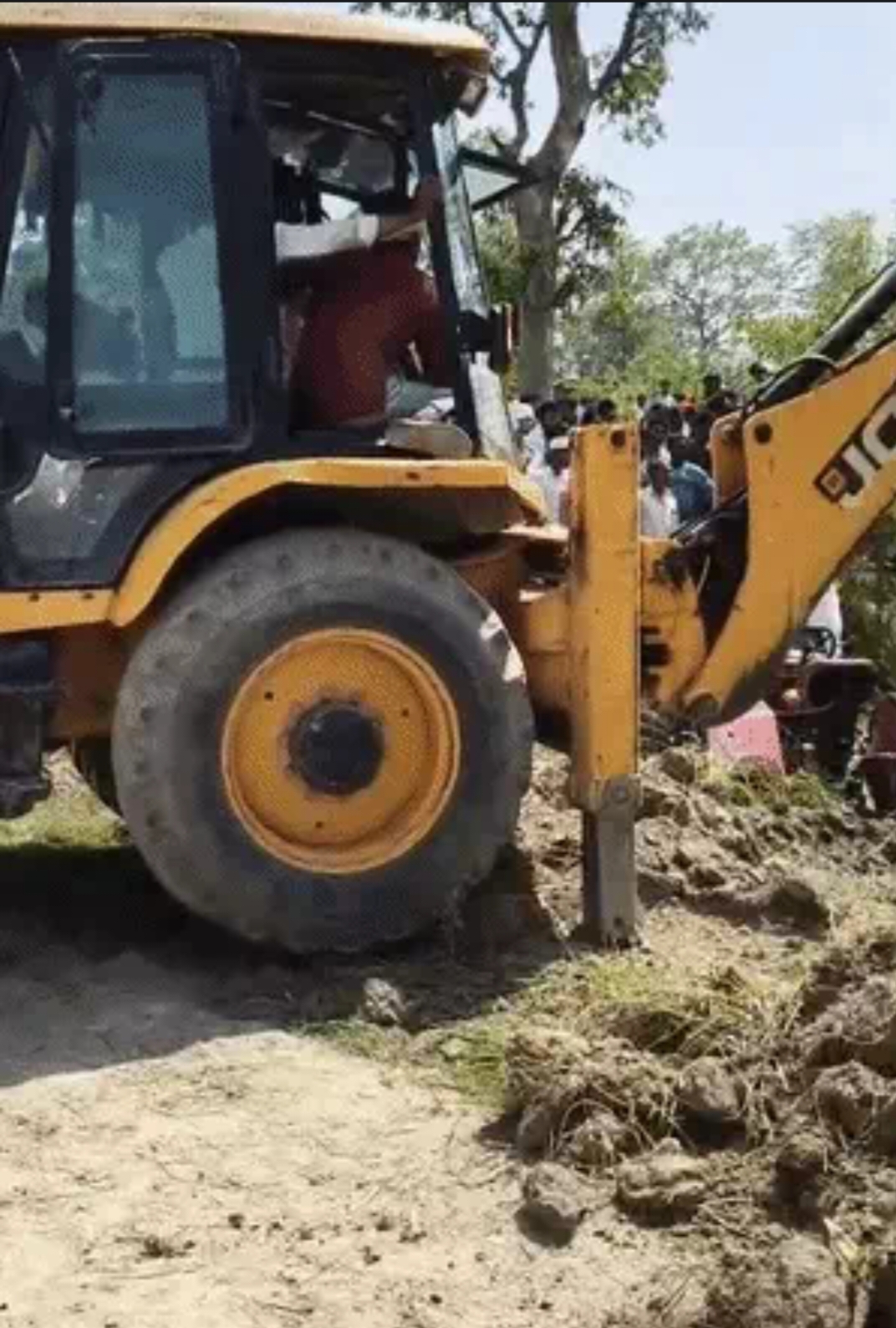 ट्रैक्टर-ट्रॉली पलटने से 5 की मौत, 15 घायल