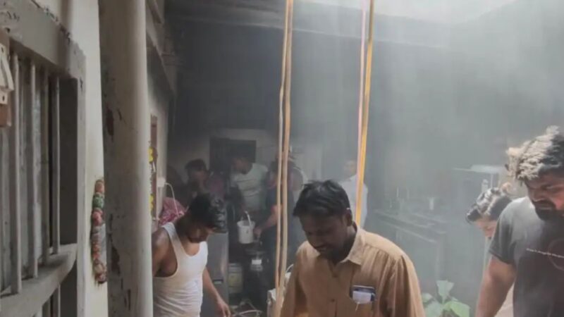 दशाश्वमेध क्षेत्र में कपूर आरती के दौरान आग, अफरा-तफरी; कोई जनहानि नहीं