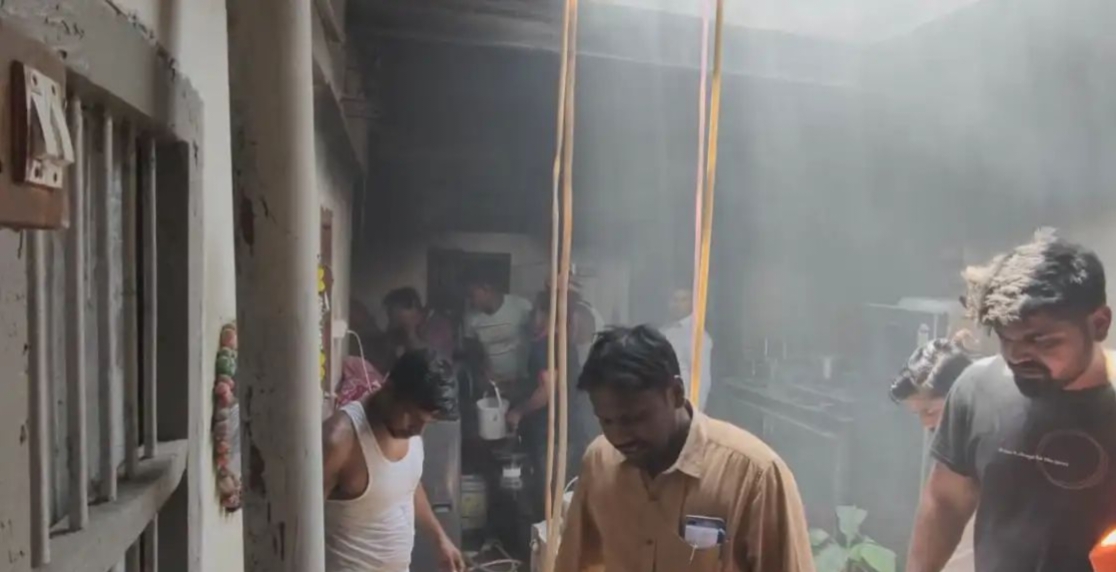 दशाश्वमेध क्षेत्र में कपूर आरती के दौरान आग, अफरा-तफरी; कोई जनहानि नहीं