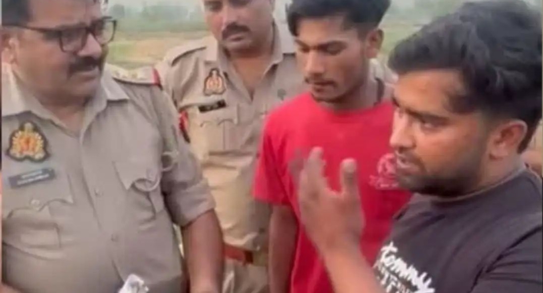 हाईवे पर आधा किलोमीटर तक बिखरे नोट, पुलिस ने चार लाख रुपये किए बरामद